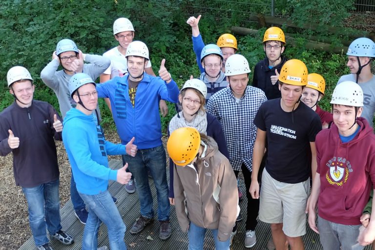 Gruppe mit Kletterhelmen