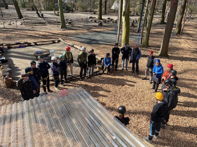 Gruppe im Seilgarten bei der Einweisung