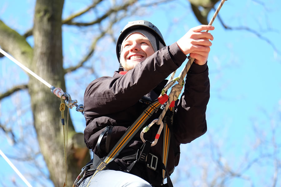 Person beim Klettern