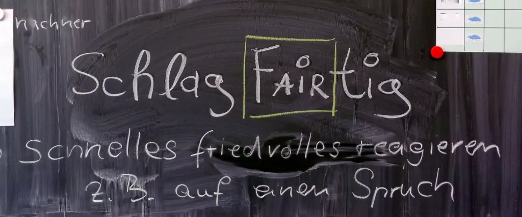 Tafel mit Schrift "SchlagFAIRtig" und anderer Schrift