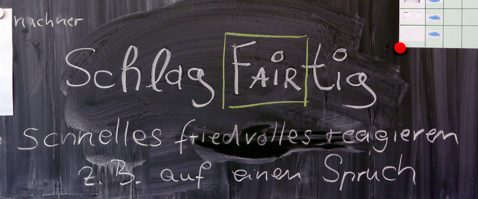 Tafel mit Schrift "SchlagFAIRtig" und anderer Schrift