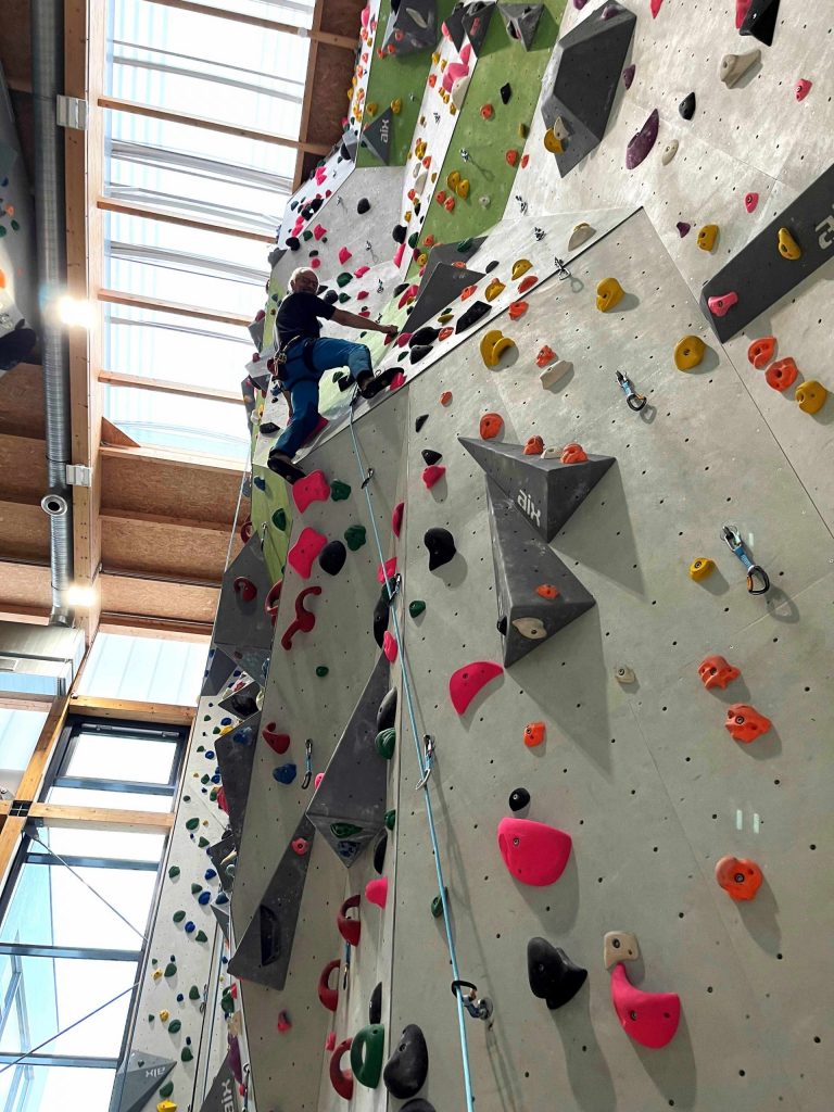 Kletterwand in einer Kletterhalle